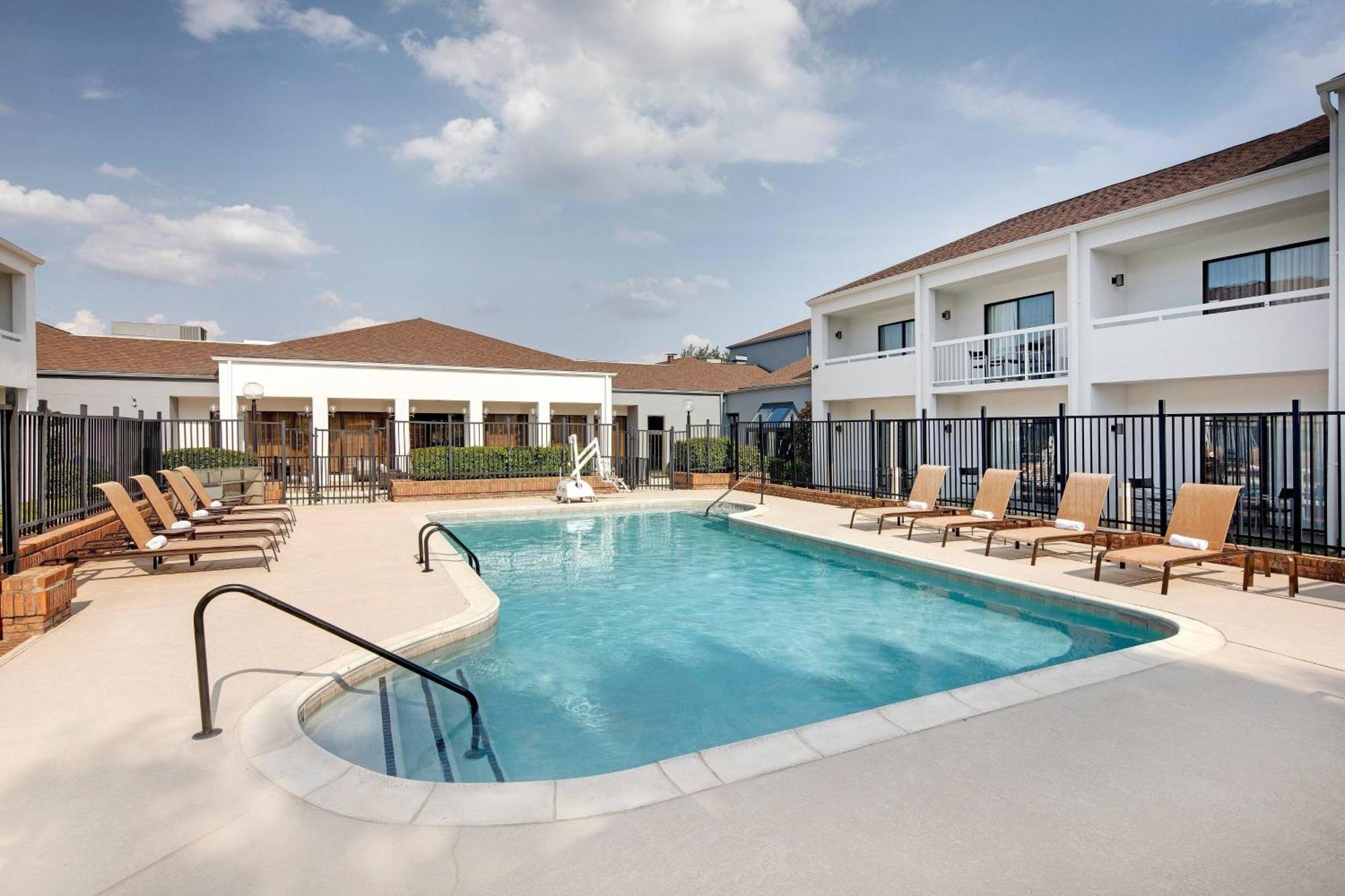 Courtyard Dallas Addison Midway Buitenkant foto