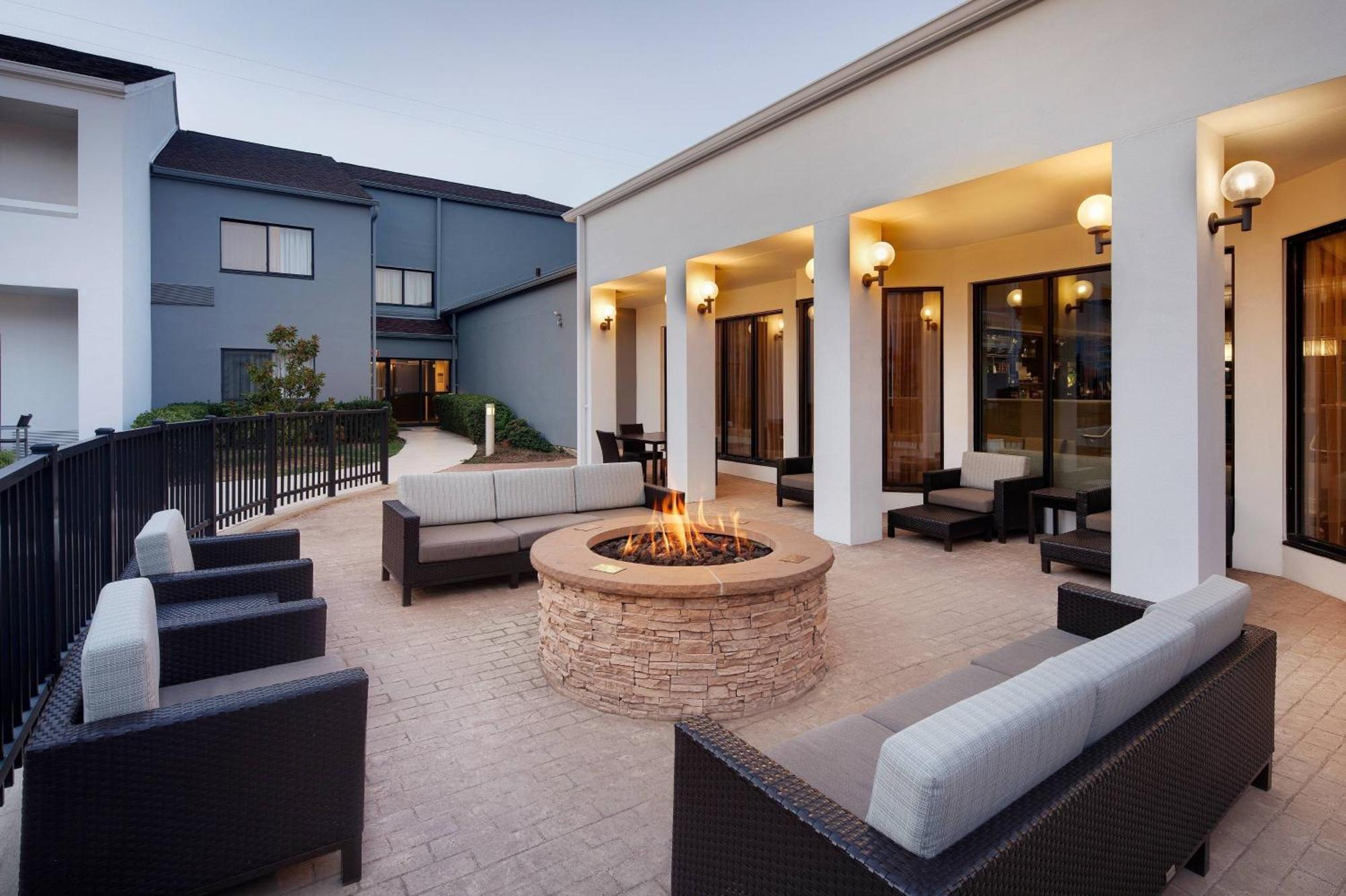 Courtyard Dallas Addison Midway Buitenkant foto