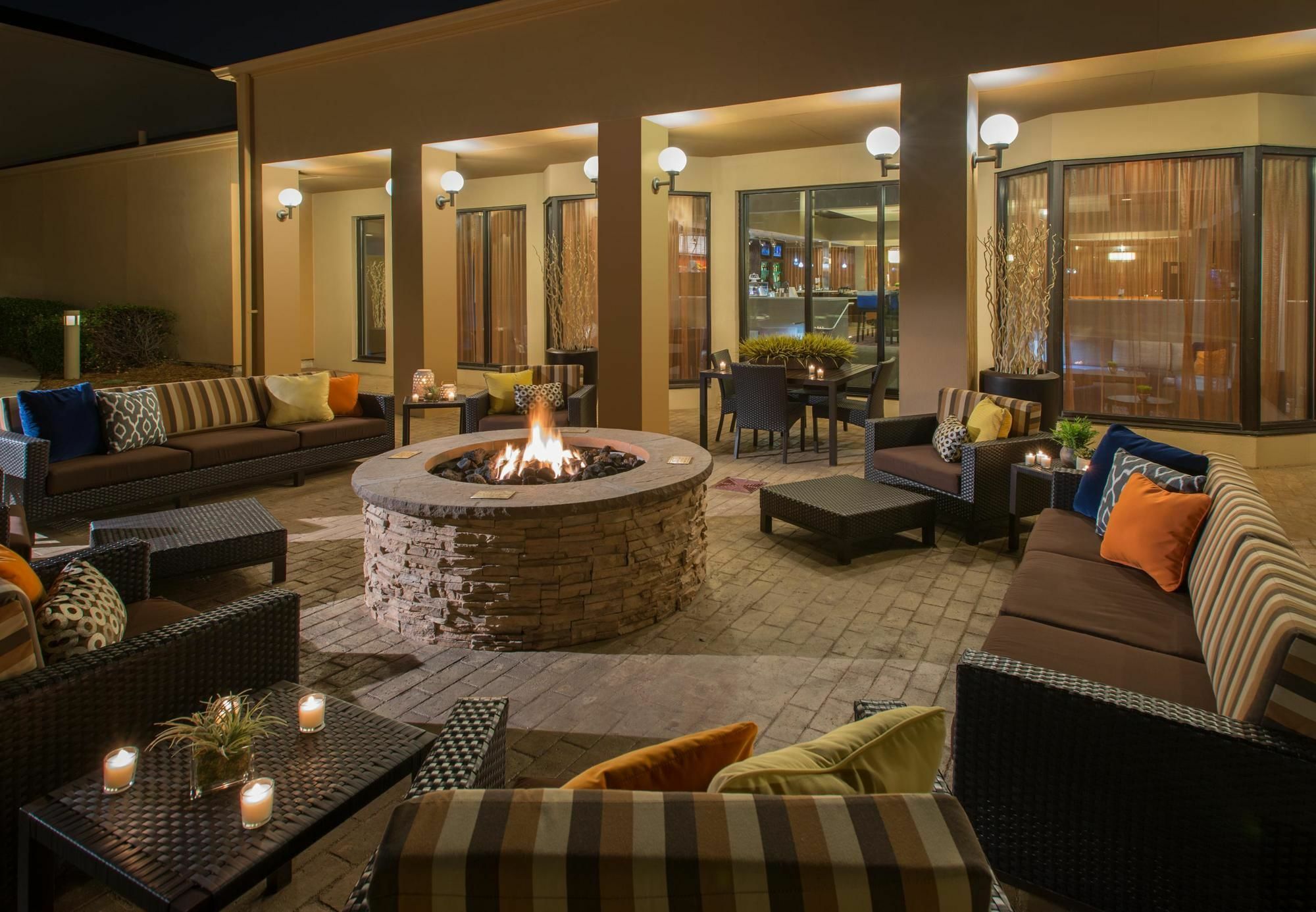 Courtyard Dallas Addison Midway Buitenkant foto