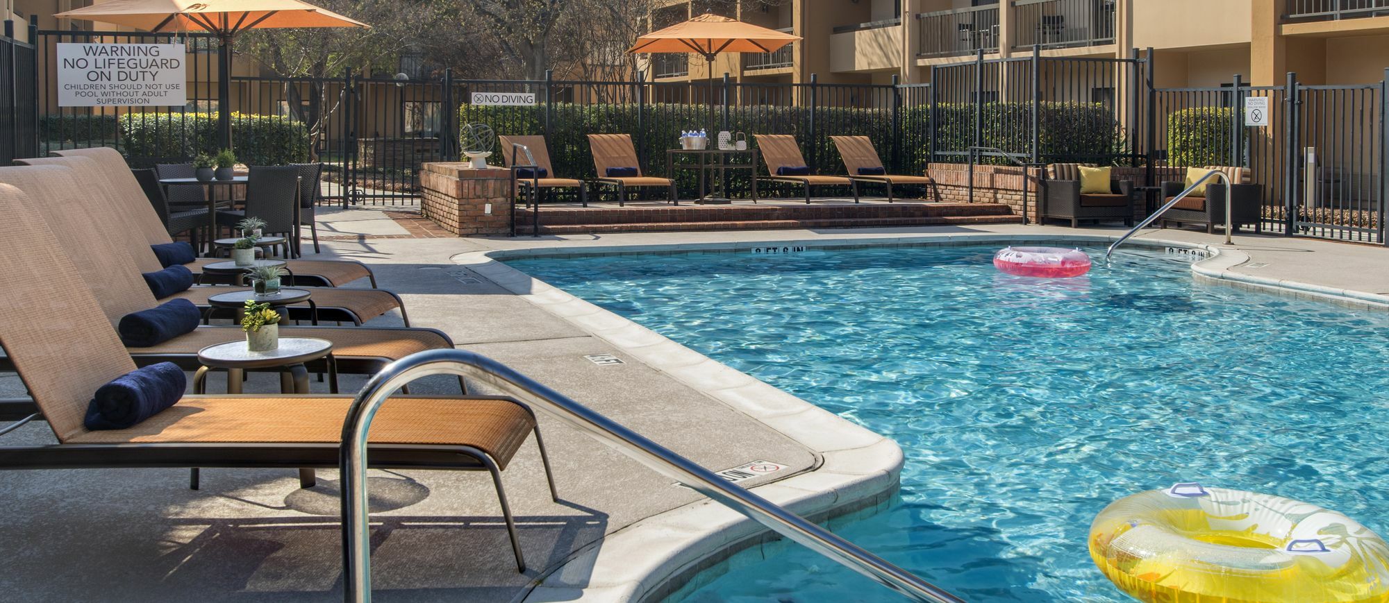 Courtyard Dallas Addison Midway Buitenkant foto
